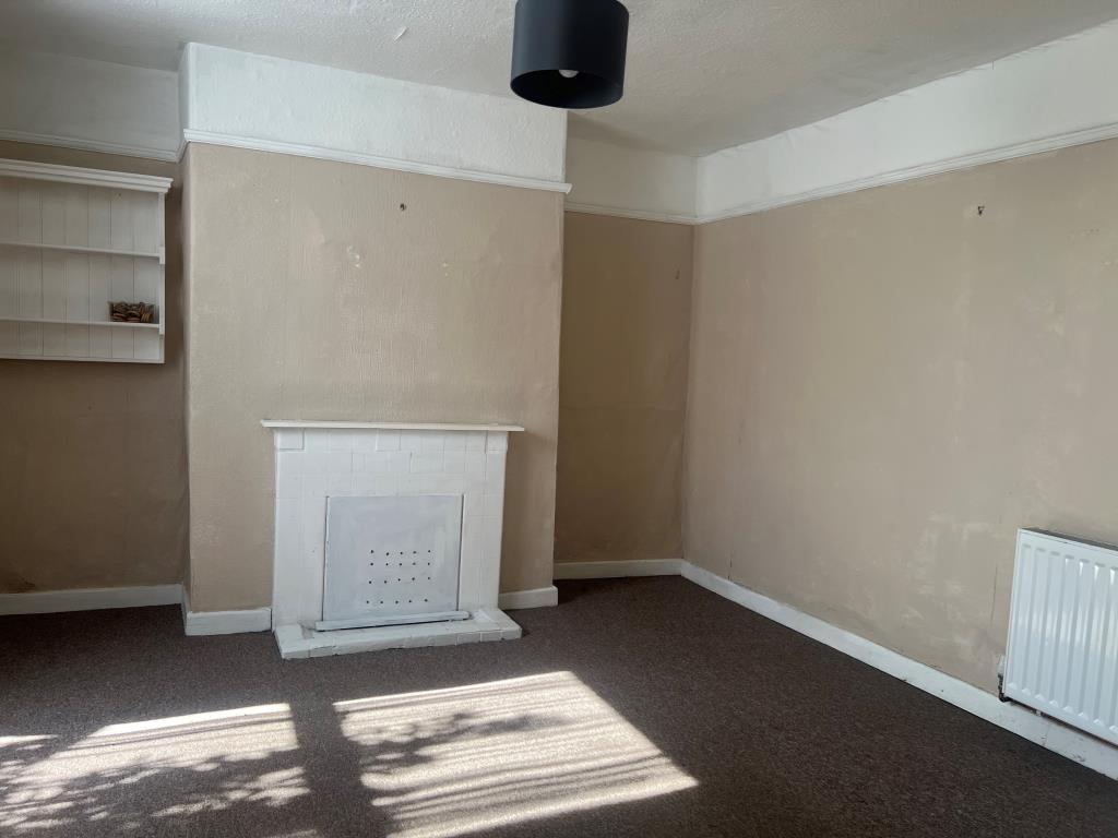 Lot: 151 - TERRACED HOUSE FOR UPDATING - Living dining room
